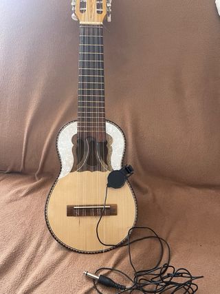 Charango con conexión externa