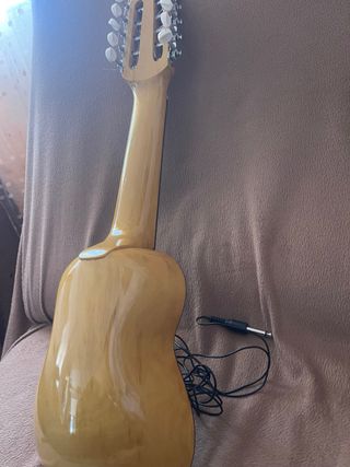Charango con conexión externa