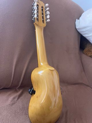 Charango con conexión externa