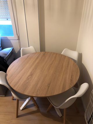 Mesa redonda salón madera