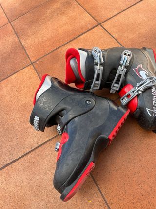 Botas de esquí negras y rojas