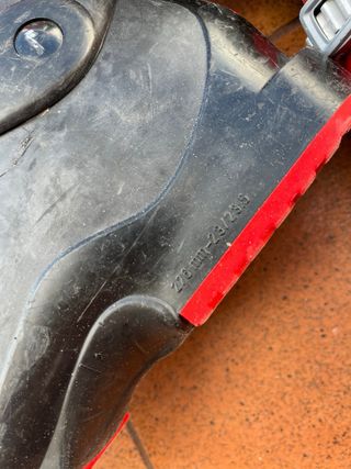 Botas de esquí negras y rojas