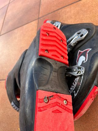 Botas de esquí negras y rojas