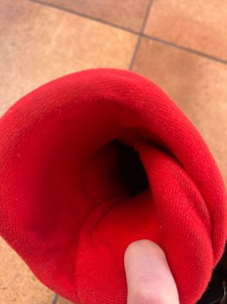 Botas de esquí negras y rojas