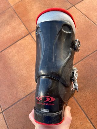 Botas de esquí negras y rojas