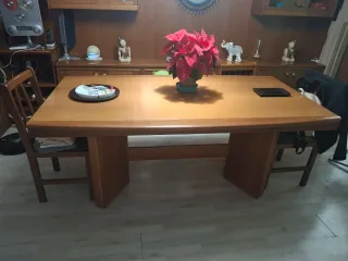 Mesa de comedor de madera y comedor con panel