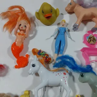 Lotto Giocattoli Bambole Cavalli e Accessori