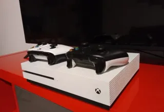 Xbox One S con 2 mandos
