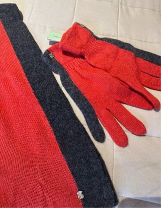 Bufanda y guantes Tous