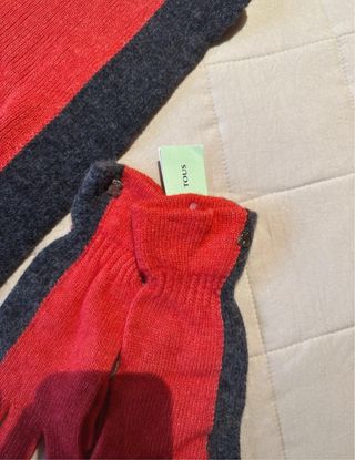 Bufanda y guantes Tous