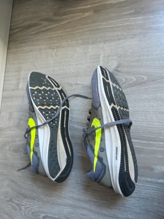 Zapatillas Nike grises y verdes