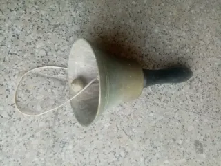 Campana de bronce con badajo