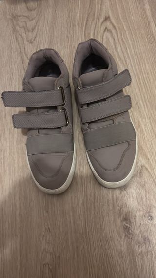 Botines grises con velcro