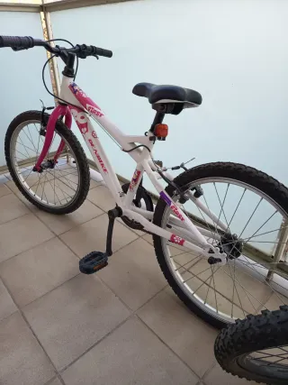 Bicicleta infantil blanca y rosa