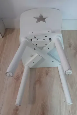 Silla infantil de madera blanca con estrella