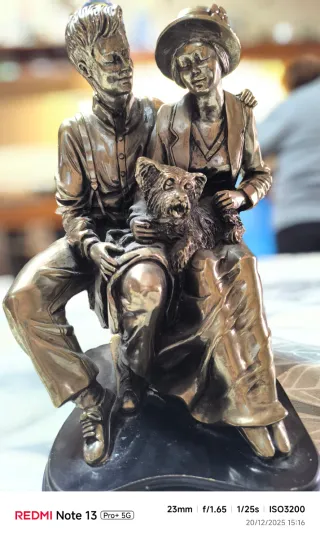 Figura decorativa de dos personas abrazadas