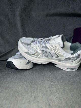 New Balance 530 Plata y Blanco