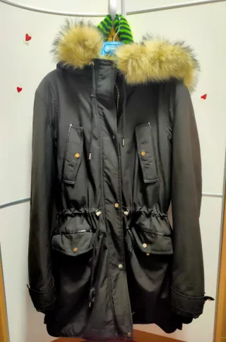 Chaquetón largo con capucha de pelo