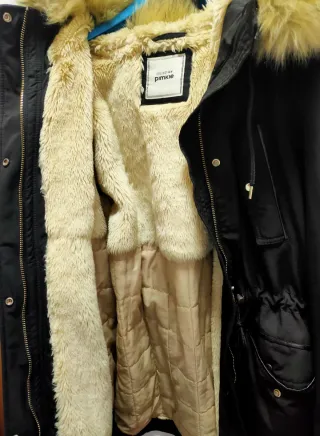 Chaquetón largo con capucha de pelo