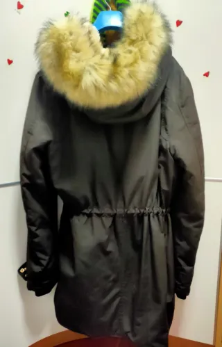 Chaquetón largo con capucha de pelo