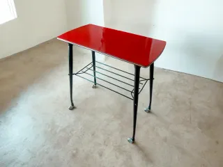 Mesa auxiliar vintage roja y negra