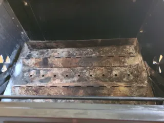 Barbacoa a leña negra y plateada