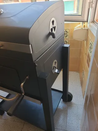 Barbacoa a leña negra y plateada