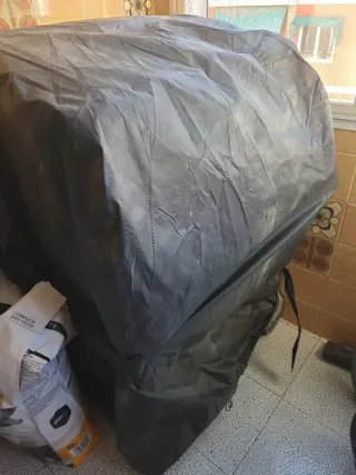 Barbacoa a leña negra y plateada