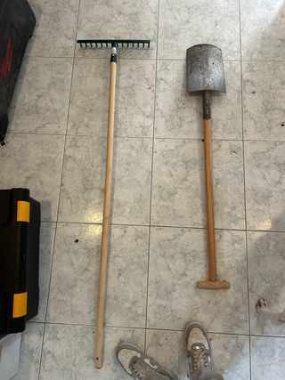 Pala y rastrillo de jardín