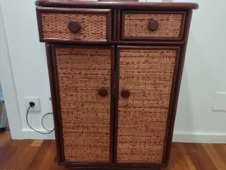 Mueble recibidor de madera y ratán