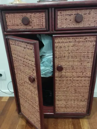 Mueble recibidor de madera y ratán