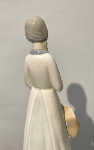 FIGURA DE PORCELANA DE M. REQUENA