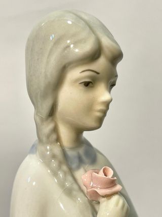 FIGURA DE PORCELANA DE M. REQUENA