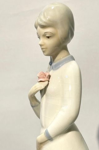 FIGURA DE PORCELANA DE M. REQUENA