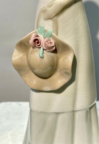 FIGURA DE PORCELANA DE M. REQUENA