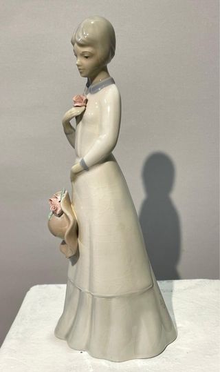 FIGURA DE PORCELANA DE M. REQUENA