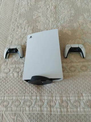 PlayStation 5 825GB con 2 mandos y lector Blu-ray