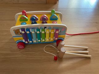 Juguete de madera con xilófono