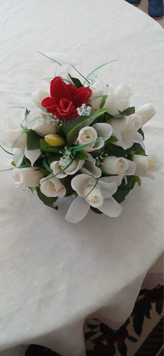 Ramo de flores artificiales