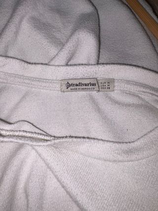 Top blanco Stradivarius con hombros fruncidos