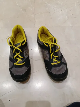 Zapatillas montaña niño Quechua negro/amarillo