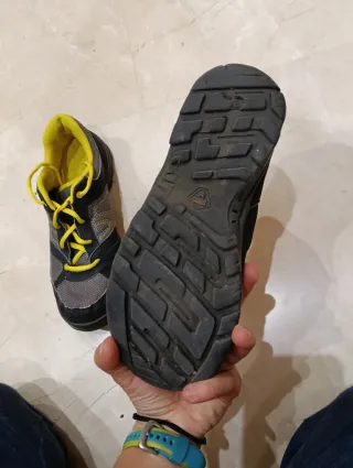 Zapatillas montaña niño Quechua negro/amarillo