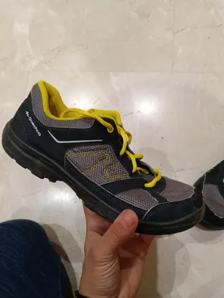 Zapatillas montaña niño Quechua negro/amarillo