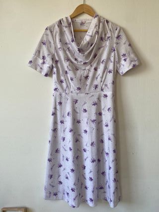 Vestido vintage floral blanco y lila