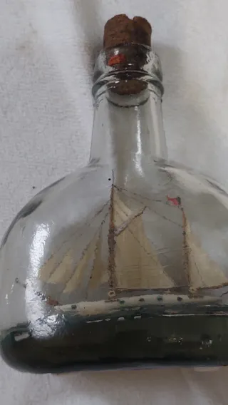 Botella con barco de vela