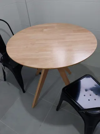 Mesa redonda y 2 sillas negras