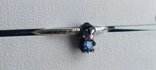 Charm pingüino con corazón azul