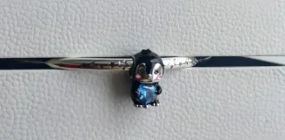 Charm pingüino con corazón azul