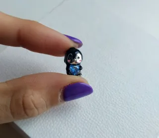 Charm pingüino con corazón azul