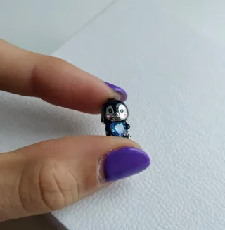 Charm pingüino con corazón azul